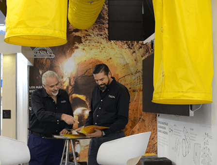 Stand de Taisa con staff