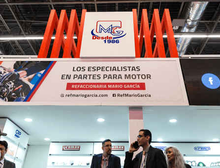 Stand de RMG con staff en llamada telefónica.