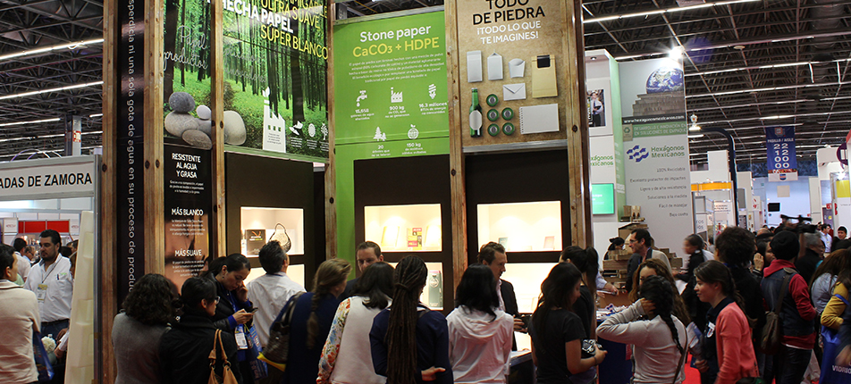 Stand con público en evento