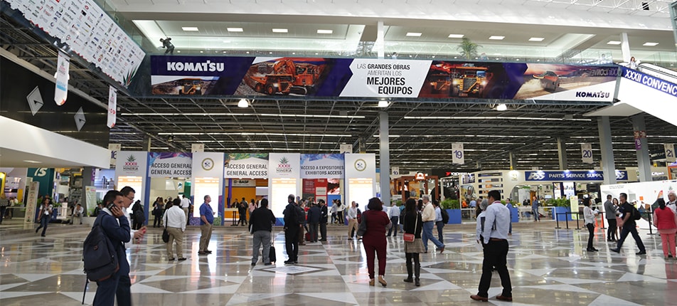 Entrada de expo con visitantes.