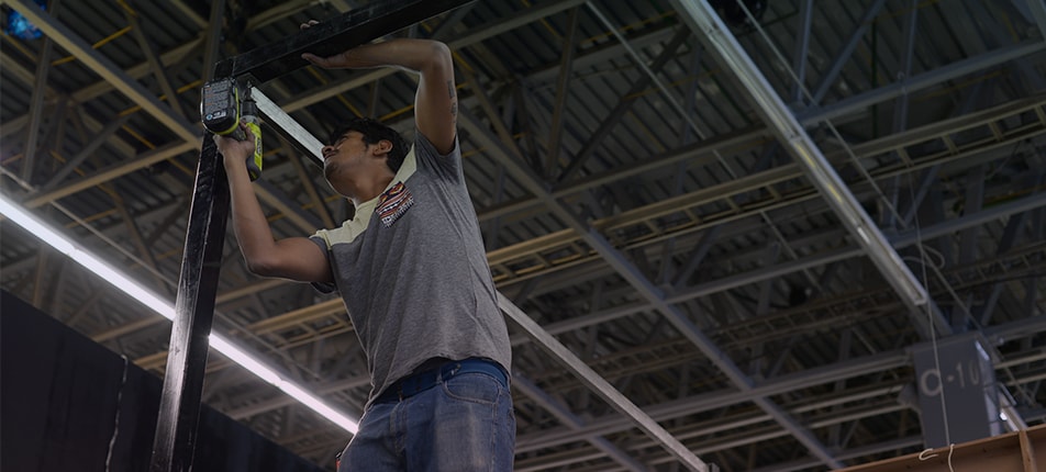 Trabajador desmontando stand